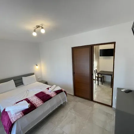 Theano Apartment *